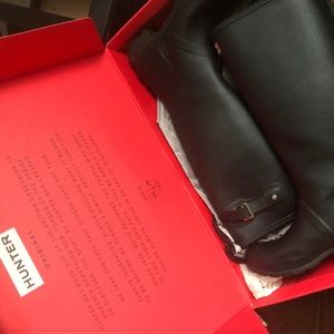 Black hunter boots